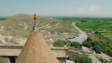 Khor Virap manastır önünde Ararat dağı, havadan görünümü