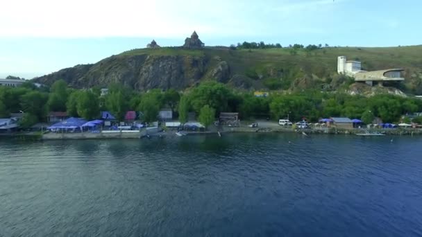 Территория Севанаванк монастырь на озере Севан, Армения — стоковое видео