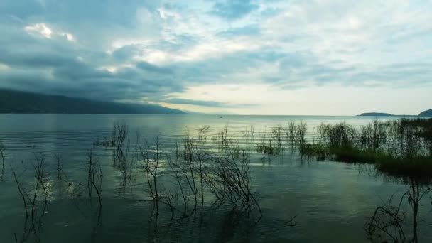 Pêcheurs sur le lac de montagne Sevan en Arménie 