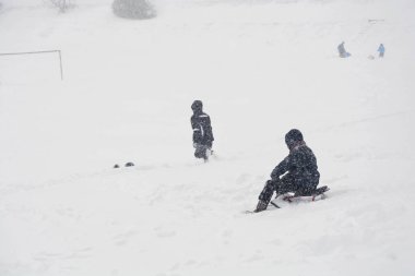 Karda çocuklar için kış eğlence