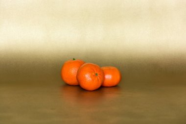 Altın bir arka planda tüm mandalinalar