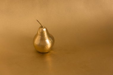 altın arka plan üzerinde bütün altın armut