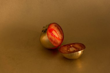 altın bir arka planda bir kesim altın domates