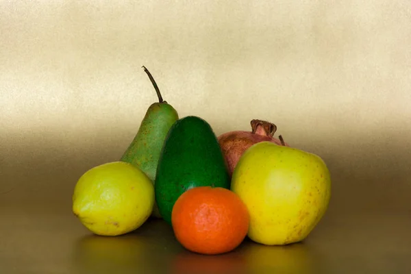 Fruchtmischung Aus Birne Avocado Granate Frucht Zitrone Auf Goldenem Hintergrund — Stockfoto