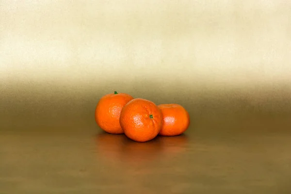 Ganze Mandarinen Auf Goldenem Hintergrund — Stockfoto