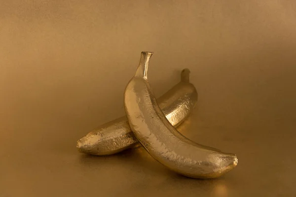 Ganze Goldene Bananen Auf Goldenem Hintergrund — Stockfoto