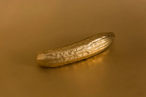 Золотой Огурец Золотом Фоне — стоковое фото