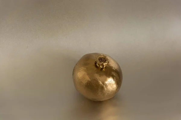 Ολόκληρη Χρυσή Χειροβομβίδα Φρούτων Ασημί Φόντο — Φωτογραφία Αρχείου