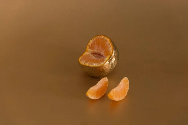 Goldene Mandarine Schnitt Auf Goldenem Hintergrund — Stockfoto