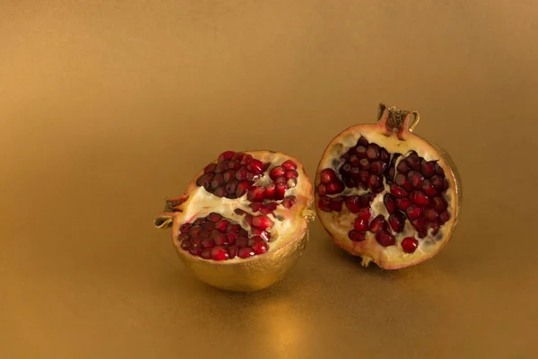Goldene Granatapfelfrucht Schliff Auf Goldenem Hintergrund — Stockfoto