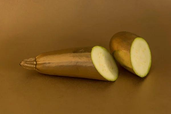 Goldene Zucchini Schnitt Auf Goldenem Hintergrund — Stockfoto