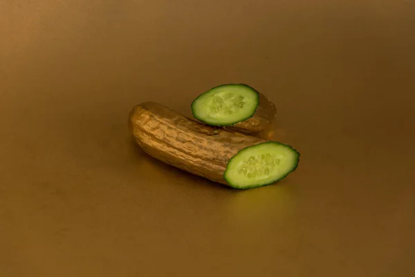 Goldene Gurke Schnitt Auf Goldenem Hintergrund — Stockfoto