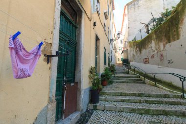 Eski evin dışına kurutma büyük pembe külot. 