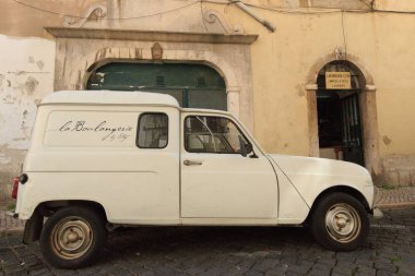 Eski vintage beyaz renkli Renault araba. 