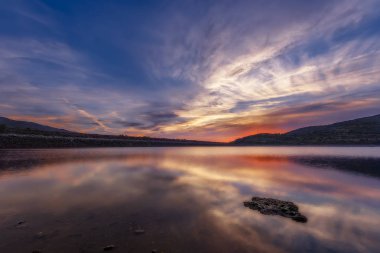 gün batımında bataklık