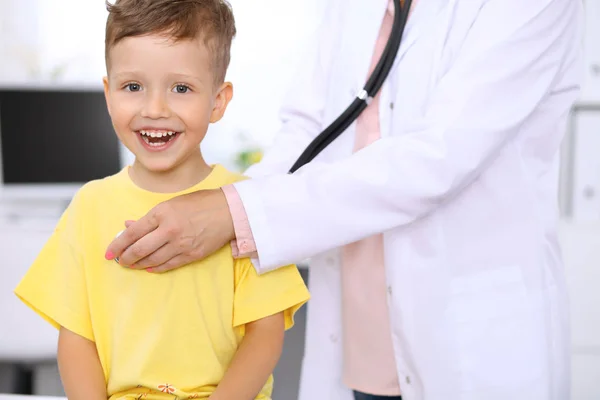 在医生用听诊器检查的时候 快乐的小男孩玩得很开心 保险和帮助概念 — 图库照片