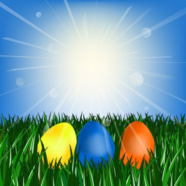 Yeşil çimlerin üzerinde paskalya yumurtası