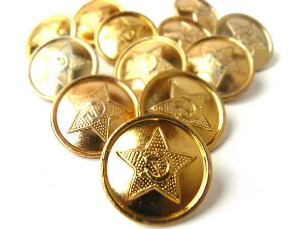 Botões de ouro lote no fundo branco, botões soviéticos estrela Vintage definir botões militares 12, botões do exército soviético, Military Star Buttons Made in USSR 1970, Vintage brilhantes botões de tom de ouro com estrela — Fotografia de Stock