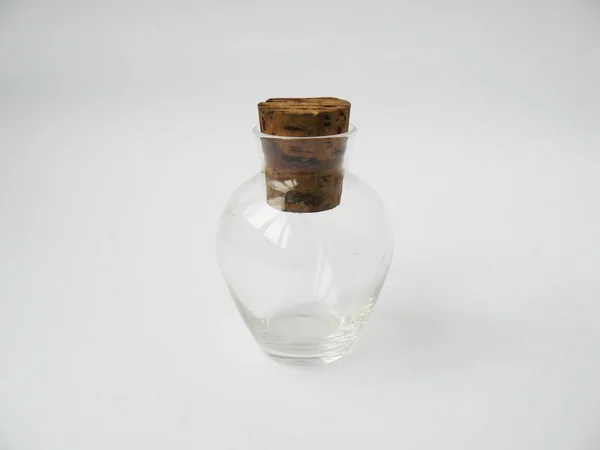 Frasco de vidro vintage, pequenos frascos de vidro, pequena garrafa de vidro com cortiça para garrafa de óleo, garrafa de vidro branco com decantador de flores com rolha no fundo branco garrafa de vidro azul antigo. — Fotografia de Stock
