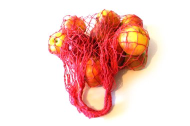 beyaz zemin üzerine kırmızı örgü çanta. Pazar çanta, örgü çanta - stok görüntü içinde elma