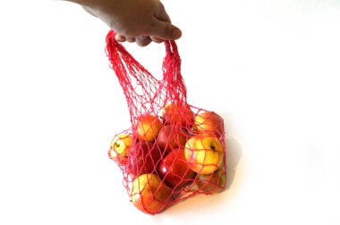 beyaz zemin üzerine kırmızı örgü çanta. Pazar çanta, örgü çanta - stok görüntü içinde elma