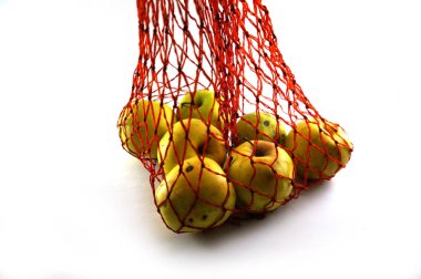 beyaz zemin üzerine kırmızı örgü çanta. Pazar çanta, örgü çanta - stok görüntü içinde elma