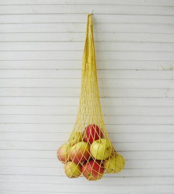 örgü çanta - stok görüntü Kırmızı elma