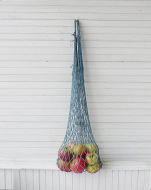 örgü çanta - stok görüntü Kırmızı elma