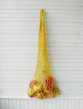 örgü çanta - stok görüntü Kırmızı elma