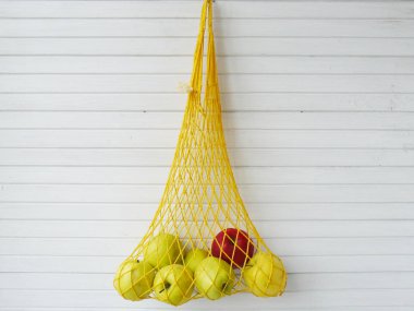 Örgü çanta - stok görüntü sarı ve Kırmızı elma