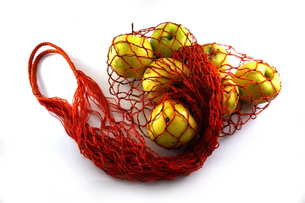 beyaz zemin üzerine kırmızı örgü çanta. Pazar çanta, örgü çanta - stok görüntü içinde elma