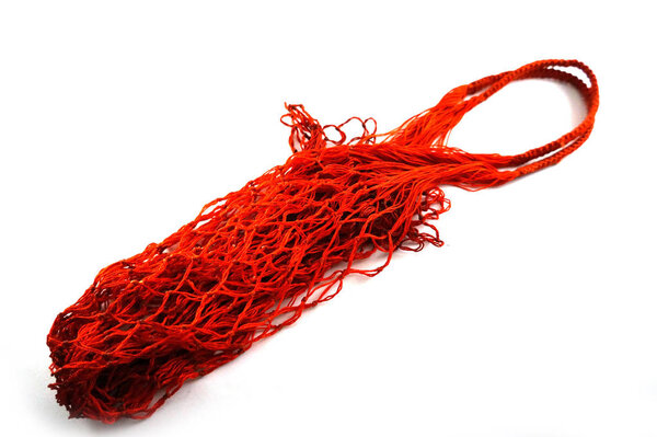 Красная сетка мешок на белом фоне. Рыночная сумка - Stock Image
