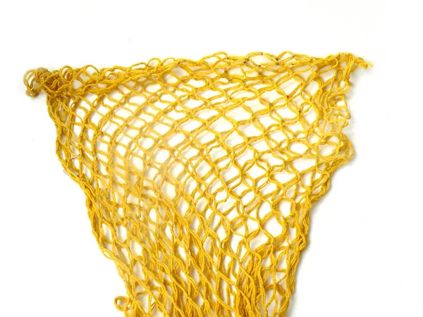 Saco de malha amarela no fundo branco. Bolsa de mercado - Imagem stock — Fotografia de Stock