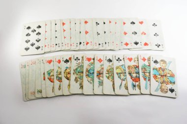 Vintage bir deste oyun kağıdı, eski iskambil. Eski püskü iskambil.