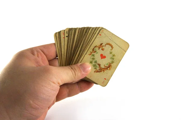 Vintage palubě hraní karet v ruce, eso balíček hracích karet ruském stylu — Stock fotografie