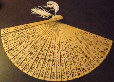 Antika ahşap el fan, ahşap fan, Ajur fan, ağaç oymacılığı, Ajur desen, bej, yakın çekim, siyah arka plan. SAP kafası stok görüntü.