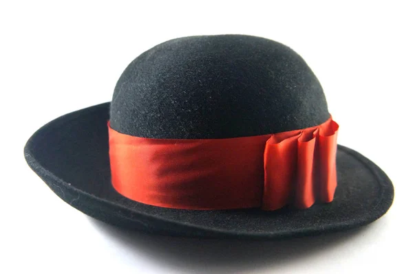 黑色帽子 女士帽 毛毡帽 带丝带的帽子 红丝带 白色背景 主轴箱库存图像 — 图库照片