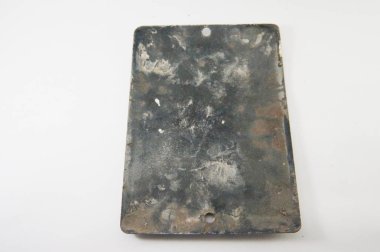 Siyah dikdörtgen, siyah beyaz, siyah plaka, eski plaka, siyah, pas, antika tabak, lekeleri, çatlaklar, çizikler, dört delik, paslı lekeleri, sap kafası stok görüntü