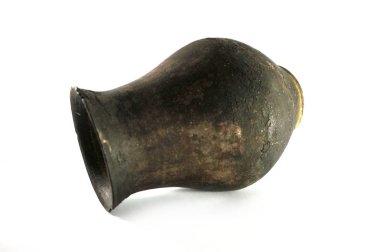 Eski kil vazo siyah renkli, antika kil pot siyah renk beyaz arka plan üzerinde. Beyaz arka plan, yakın çekim, görüntü antika kil pot, SSCB, Sovyet vazo, sap kafası stok görüntü, Nostalgishop, Nostalgishop IMAG