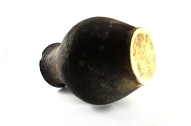 Eski kil vazo siyah renkli, antika kil pot siyah renk beyaz arka plan üzerinde. Beyaz arka plan, yakın çekim, görüntü antika kil pot, SSCB, Sovyet vazo, sap kafası stok görüntü, Nostalgishop, Nostalgishop IMAG