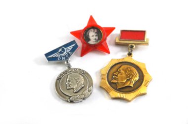 Rozetler, Vintage rozetler, eski simgeler, metal rozetler, gümüş renk, altın renk, kırmızı, Sovyet yıldızı, kırmızı yıldız, madalya, saç klipleri, SSCB, Sovyet Vintage