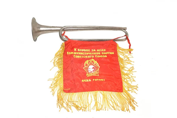 Sovyet eski öncü boynuz Kızıl bayrak beyaz arka planda, öncü boynuz, Vintage boynuz, Sovyet tarzı, Vintage trompet, Made in SSCB, komünizm, Nefesli/Üflemeli Saz, öncü, öncü boynuz, geyik boynuzu, sap kafası ile stok görüntü, Nostalgishop, Nostalgishop IMAG