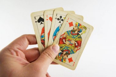 İskambil kartları, oyun kağıtları, dört papaz, vintage, el, el iskambil, el, parmak, beyaz arka plan, yakın çekim, birçok oyun kağıtları, iskambil krallar Sovyet vintage, SSCB, sap kafası stok görüntü, Nostalgishop, Nostalgishop IMAG