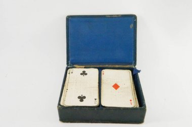 İskambil kartları, iskambil, kara kutu oyun kartları, iki deste iskambil, as, beyaz arka plan, yakın çekim, birçok oyun kağıtları, iskambil destesi, vintage Sovyet vintage, SSCB, sap kafası stok görüntü, Nostalgishop, Nostalgishop IMAG