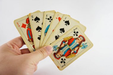 Vintage oyun kağıtları, oyun kağıtları, elinde iskambil kartları, el, parmak, vintage resimleri, ace, joker, beyaz arka plan, yakın çekim, birçok oyun kağıtları, Sovyet vintage, SSCB, sap kafası stok görüntü, Nostalgishop, Nostalgishop IMAG