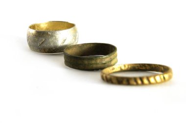 Üç Vintage Yüzük, üç yüzük, eski yüzük, antika yüzük, farklı halkalar, Vintage Yüzük, gümüş halkalar, altın halkalar, altın renk, gümüş renk, Sovyet Vintage, antika Yüzükler, SSCB, baş stok görüntü. Nostalgishop, Nostalgishop görüntüsü