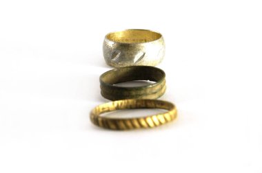 Üç Vintage Yüzük, üç yüzük, eski yüzük, antika yüzük, farklı halkalar, Vintage Yüzük, gümüş halkalar, altın halkalar, altın renk, gümüş renk, Sovyet Vintage, antika Yüzükler, SSCB, baş stok görüntü. Nostalgishop, Nostalgishop görüntüsü