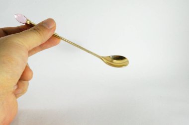 Vintage Altın kaşık, güzel kaşık, altın renk, el kaşık, el, parmaklar, yaldızlı kaşık, SSCB Vintage, antika, kaşık, retro, yakın çekim, beyaz arka plan, görüntü kaşığı, baş stok görüntü, nostalgishop, nostalgishop görüntü