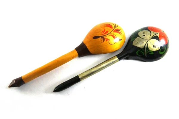 复古两个木勺 两个彩绘匙 俄罗斯古代 苏联复古 老勺子 乌克兰绘画 汤匙沙拉 装饰匙 民族风格 启闭股票形象 — 图库照片