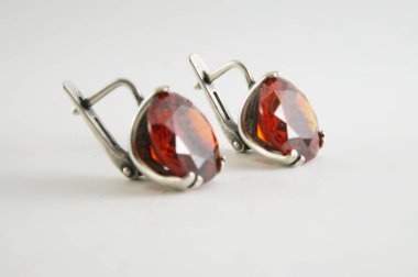 Gümüş Vintage küpe, Vintage küpe, yakut küpe, beyaz arka planda küpe, yakın çekim, beyaz arka plan, antika küpe, kırmızı gem, beyaz gri, Sovyet Vintage, SSCB, mücevher, gümüş takı, baş stok görüntü, nostalgishop